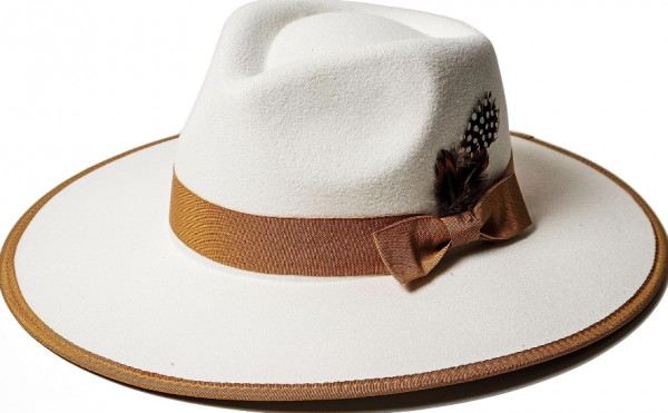 Topi Panama dengan Aksen Pita Berbulu